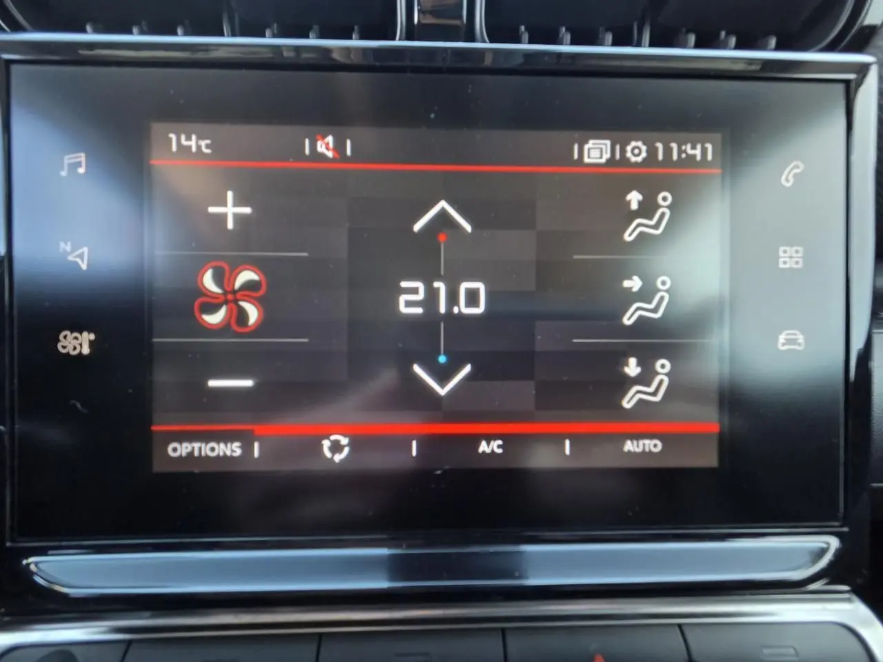 Écran tactile central du tableau de bord de la Citroën C3 Aircross 2021 affichant la climatisation à 21°C.