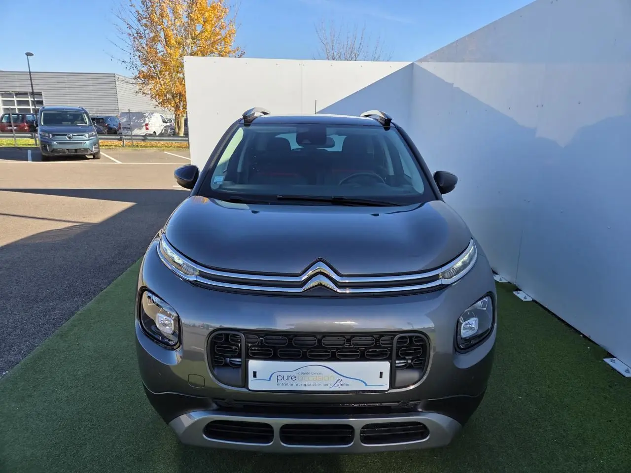 Vue 3/4 arrière droite d'un Citroën C3 Aircross gris platinium avec toit noir perlé et jantes alliage 17 pouces.