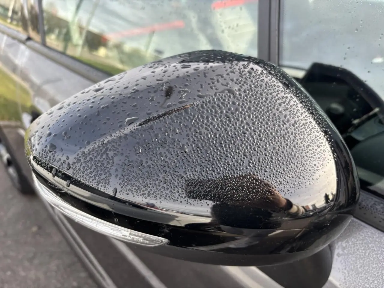 Vue intérieure centrée sur le volant noir du Citroën C3 Aircross 2021 avec touches rouges et tableau de bord numérique.