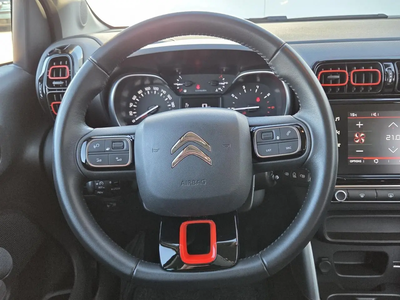 Écran tactile central du tableau de bord du Citroën C3 Aircross 2021 affichant la navigation GPS en mode carte.