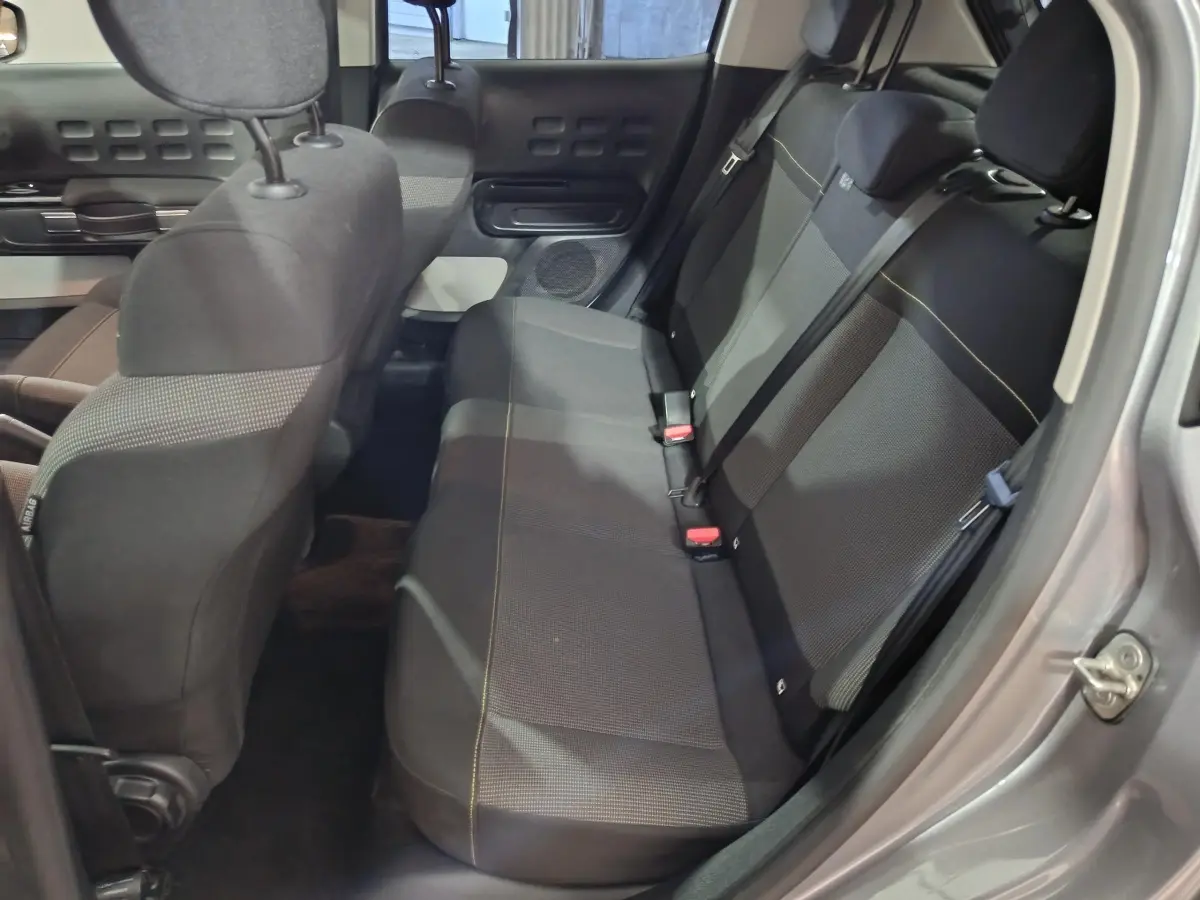 Banquette arrière noire vue côté droit dans une Citroën C3 PureTech 83 BVM MAX gris foncé 2024.