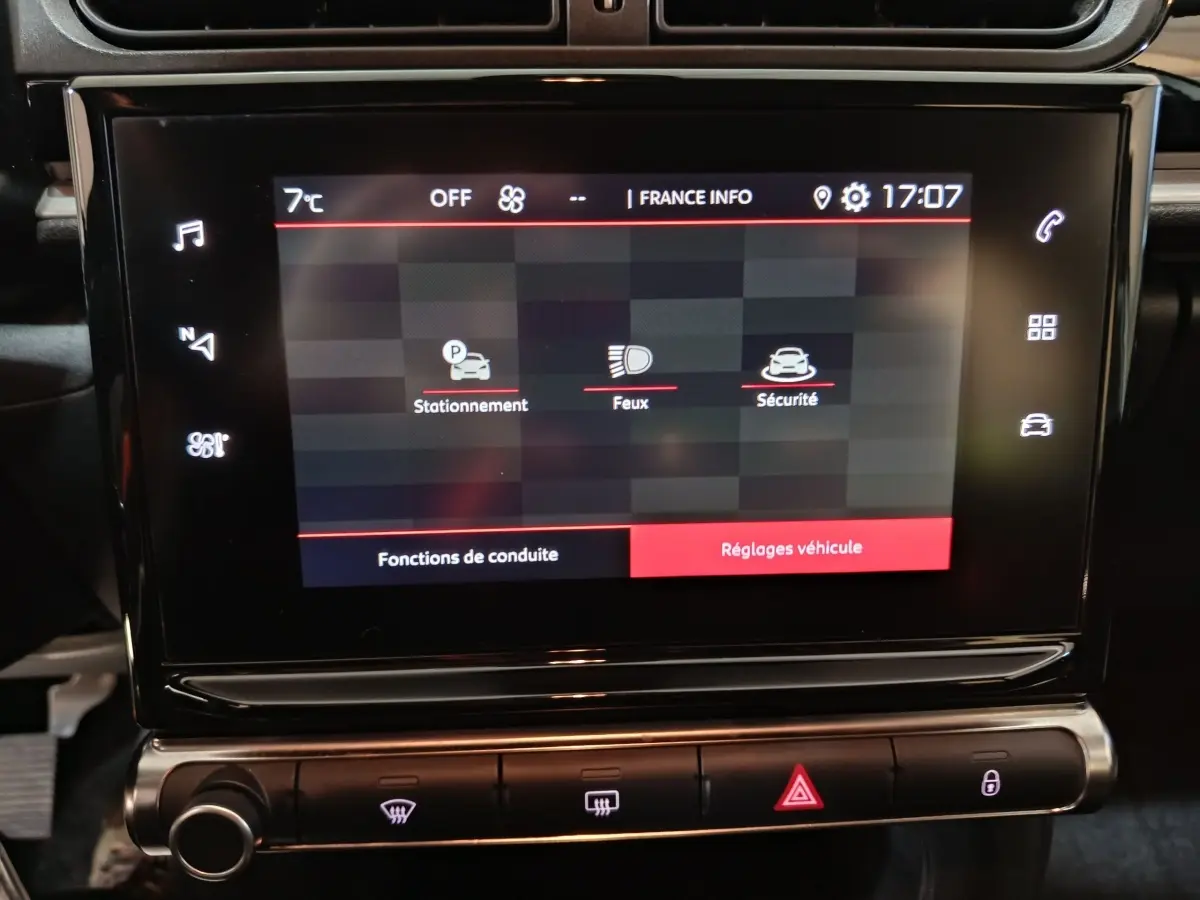 Écran tactile central de la Citroën C3 PureTech 83 BVM MAX 2024 affichant les réglages de conduite et sécurité.