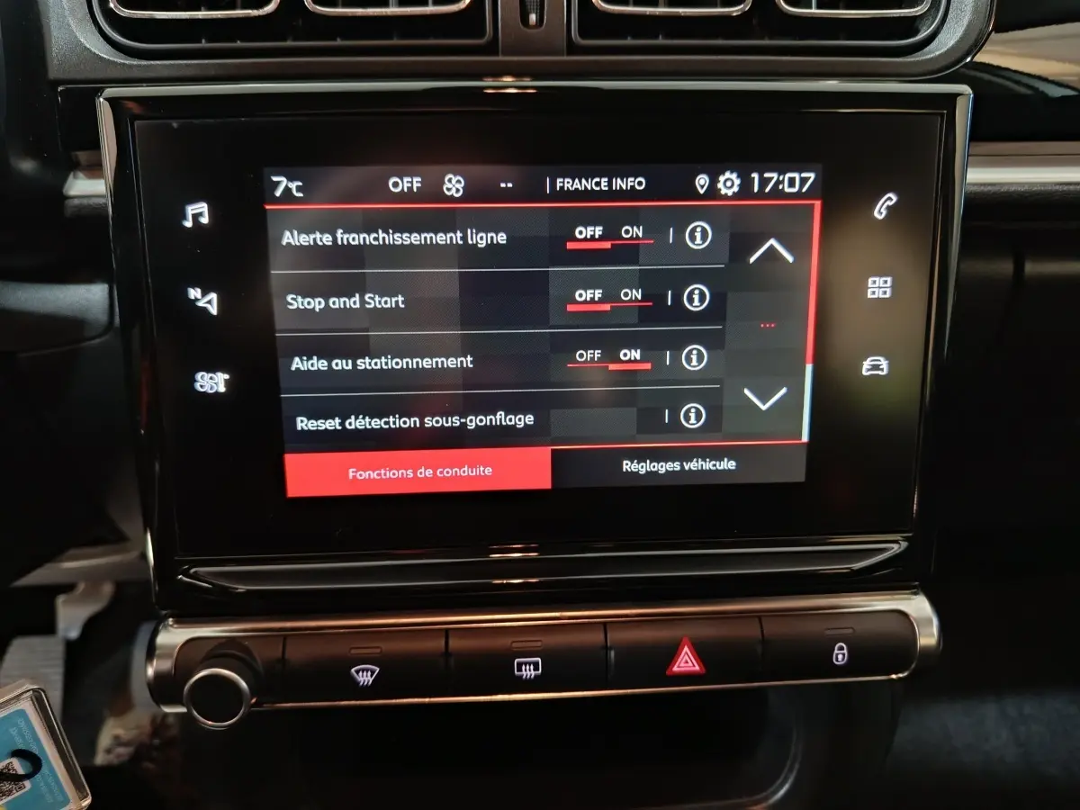 Écran tactile central affichant les réglages de conduite dans une Citroën C3 gris foncé, vue intérieure frontale.