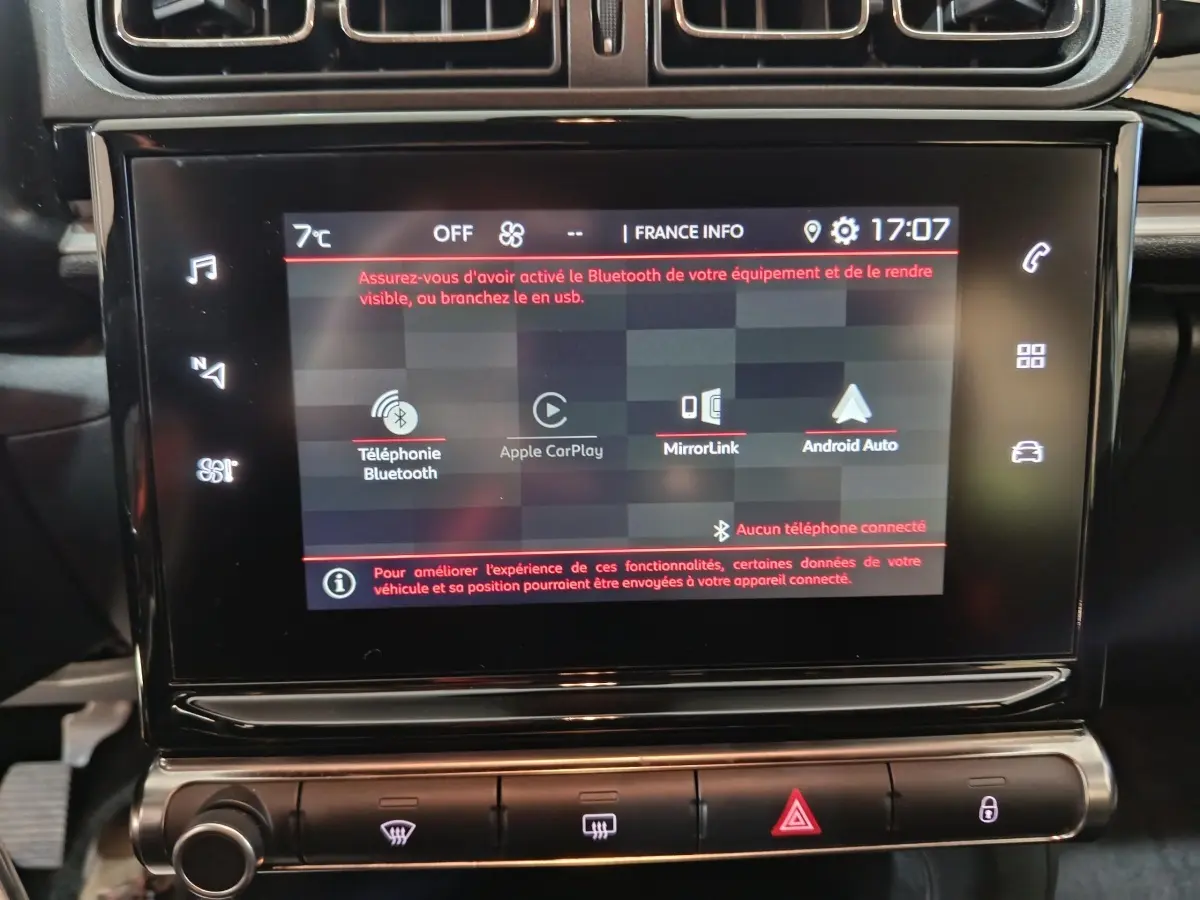 Écran tactile central affichant les options Bluetooth et Apple CarPlay dans le tableau de bord d'une Citroën C3 2024.
