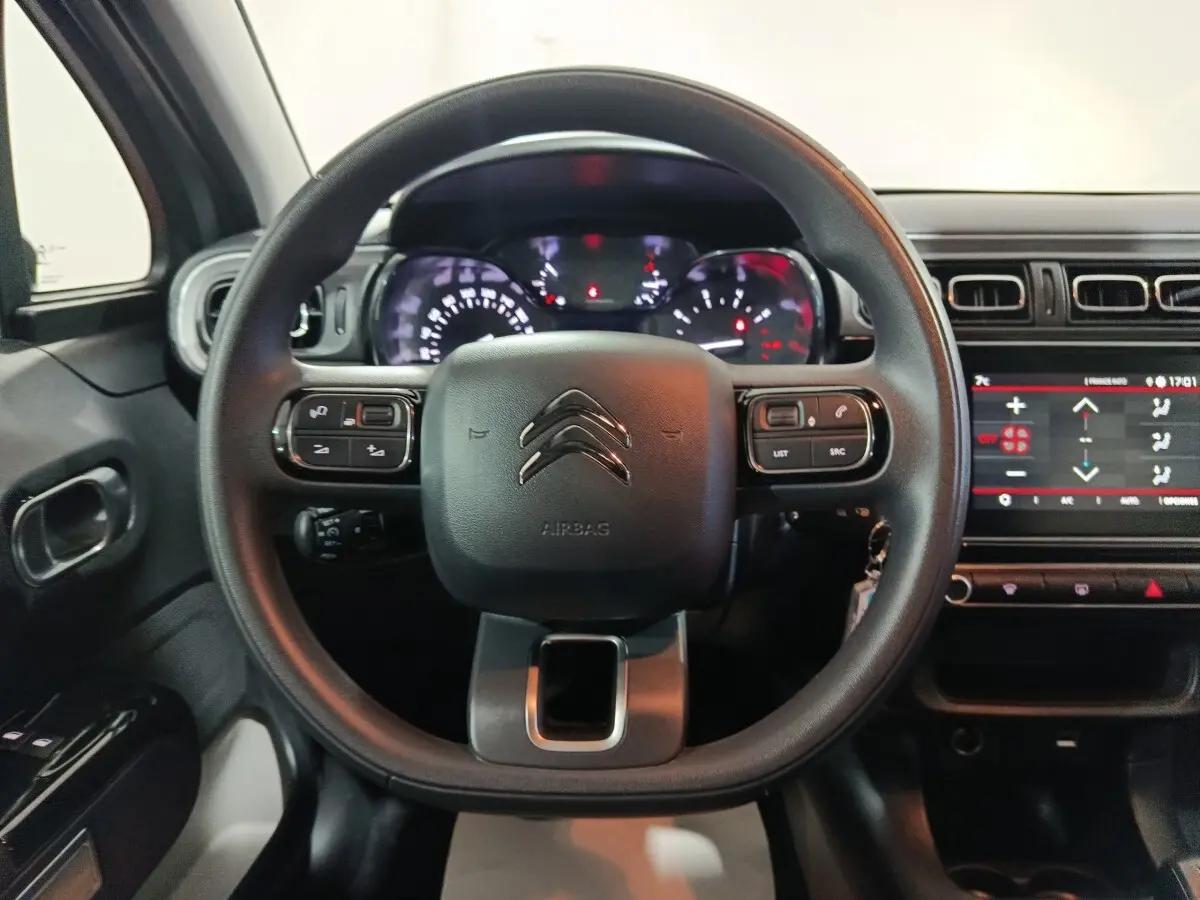 Vue frontale du volant multifonctions noir et du tableau de bord digital de la Citroën C3 PureTech 83 BVM MAX 2024.
