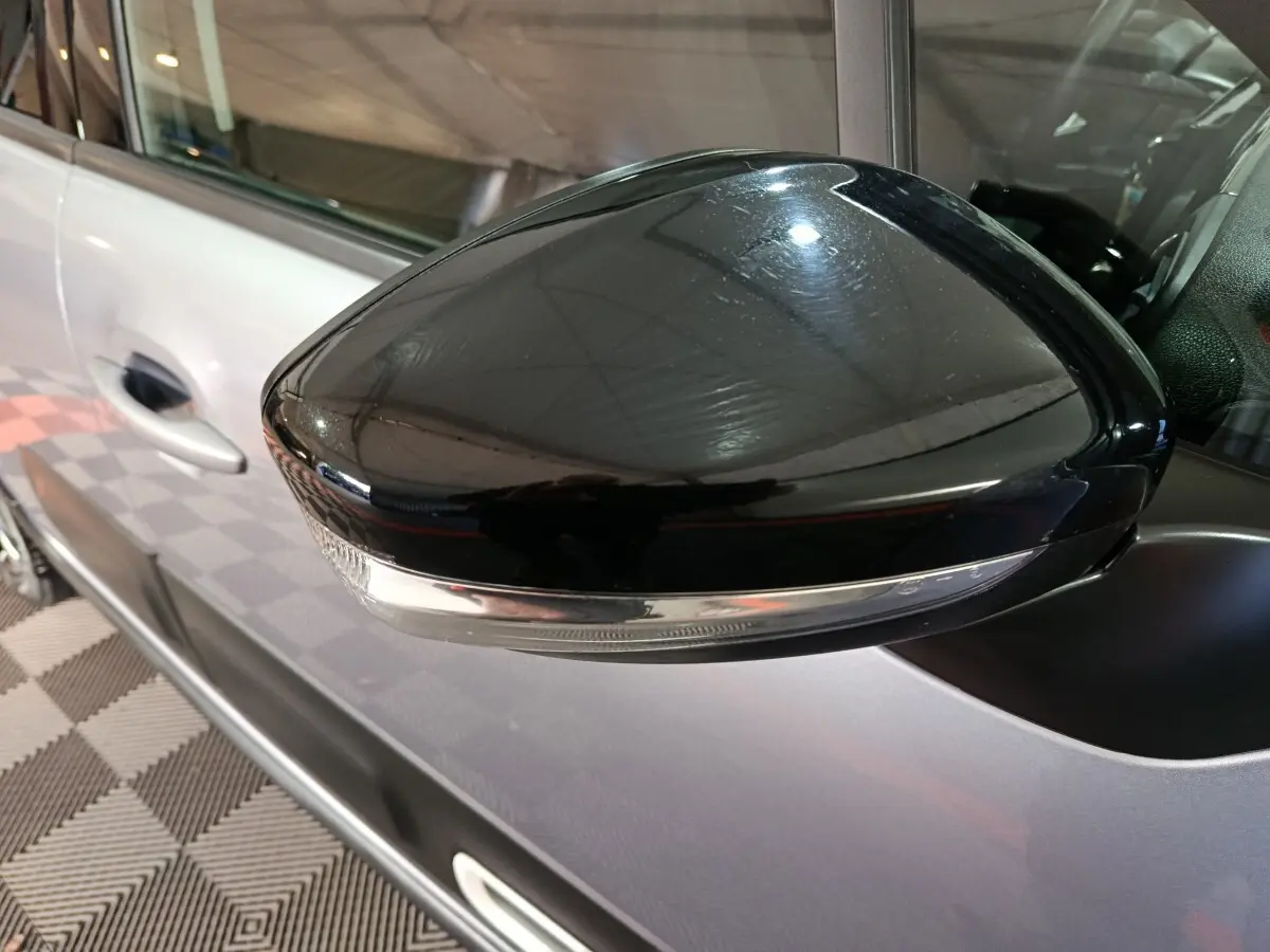 Rétroviseur noir brillant côté gauche d'une Citroën C3 gris foncé 2024 avec clignotant intégré.