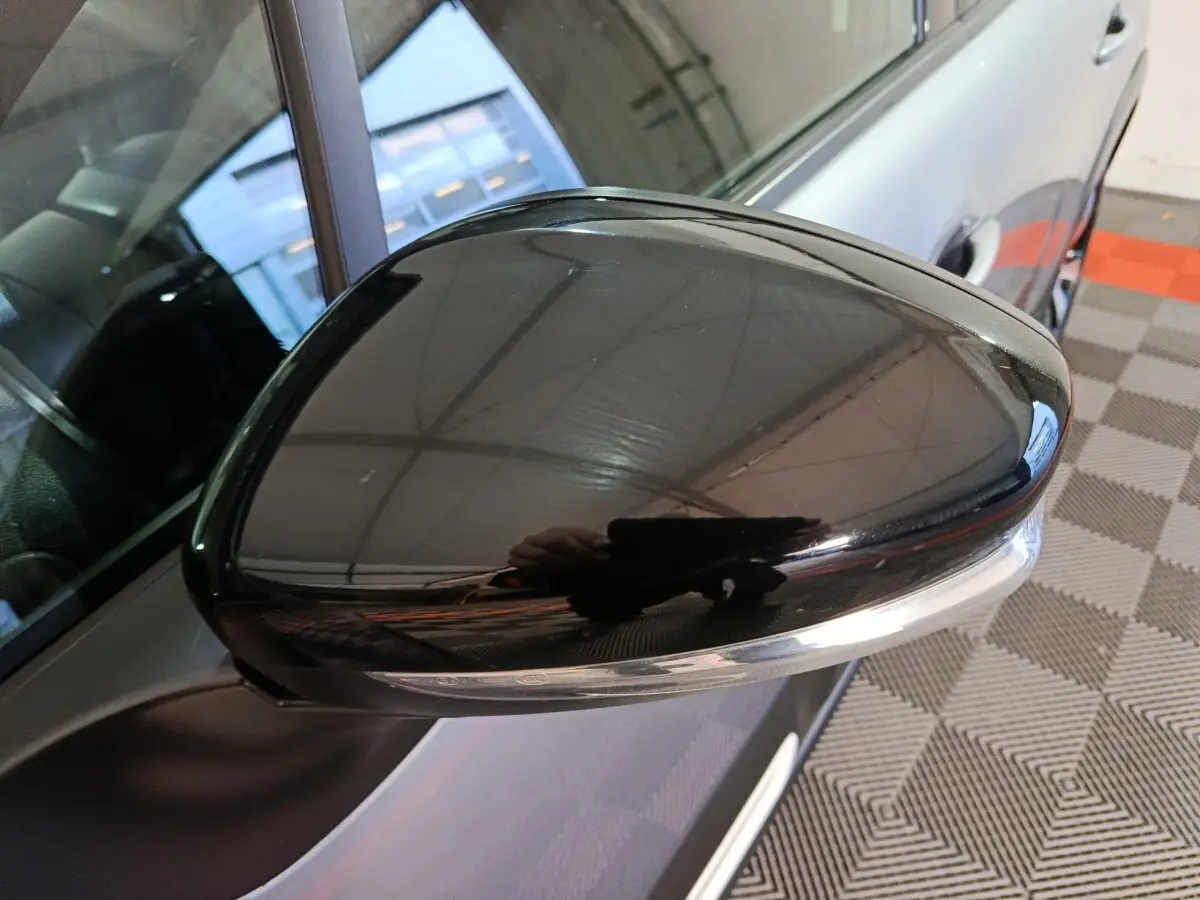 Rétroviseur droit noir brillant de la Citroën C3 gris foncé PureTech 83 BVM MAX vue de près en intérieur.