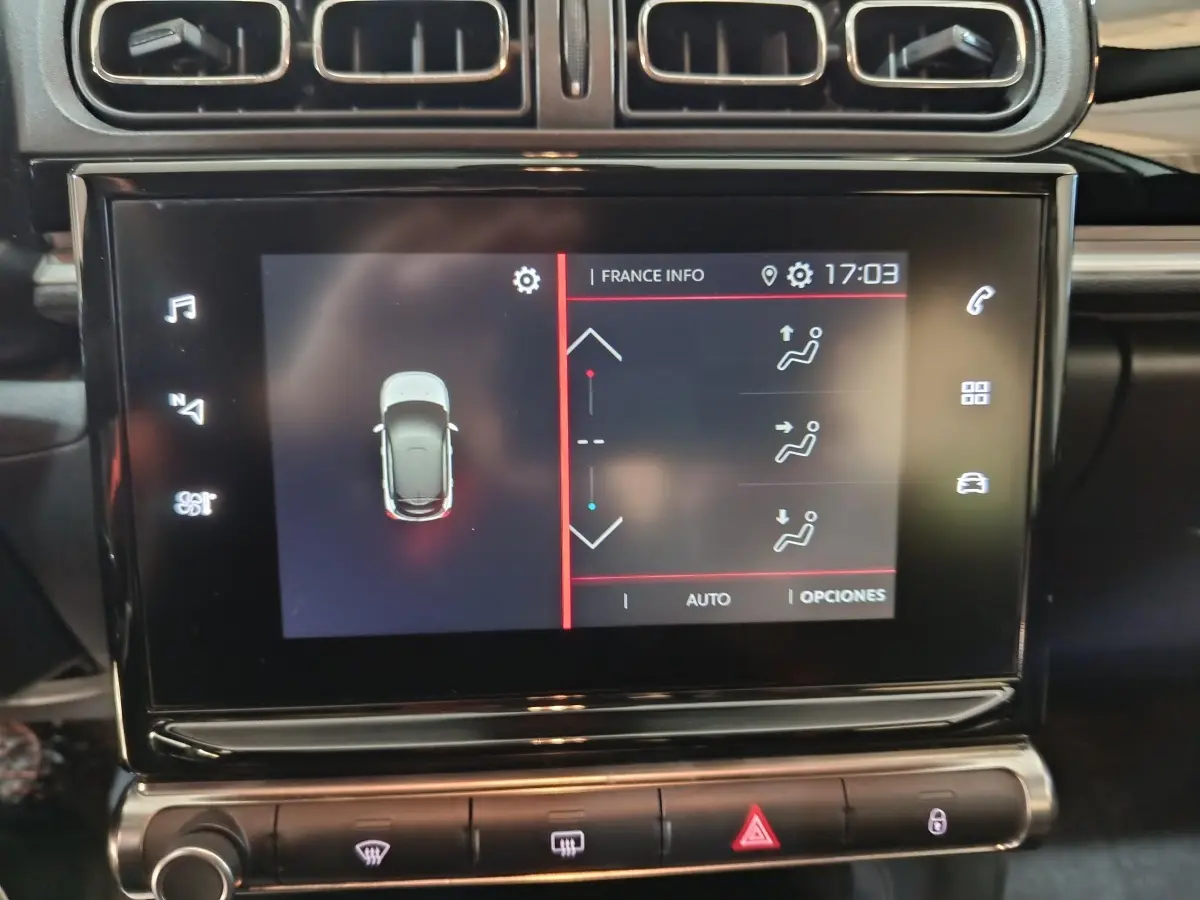 Écran tactile central affichant la climatisation sur le tableau de bord d'une Citroën C3 gris foncé 2024.