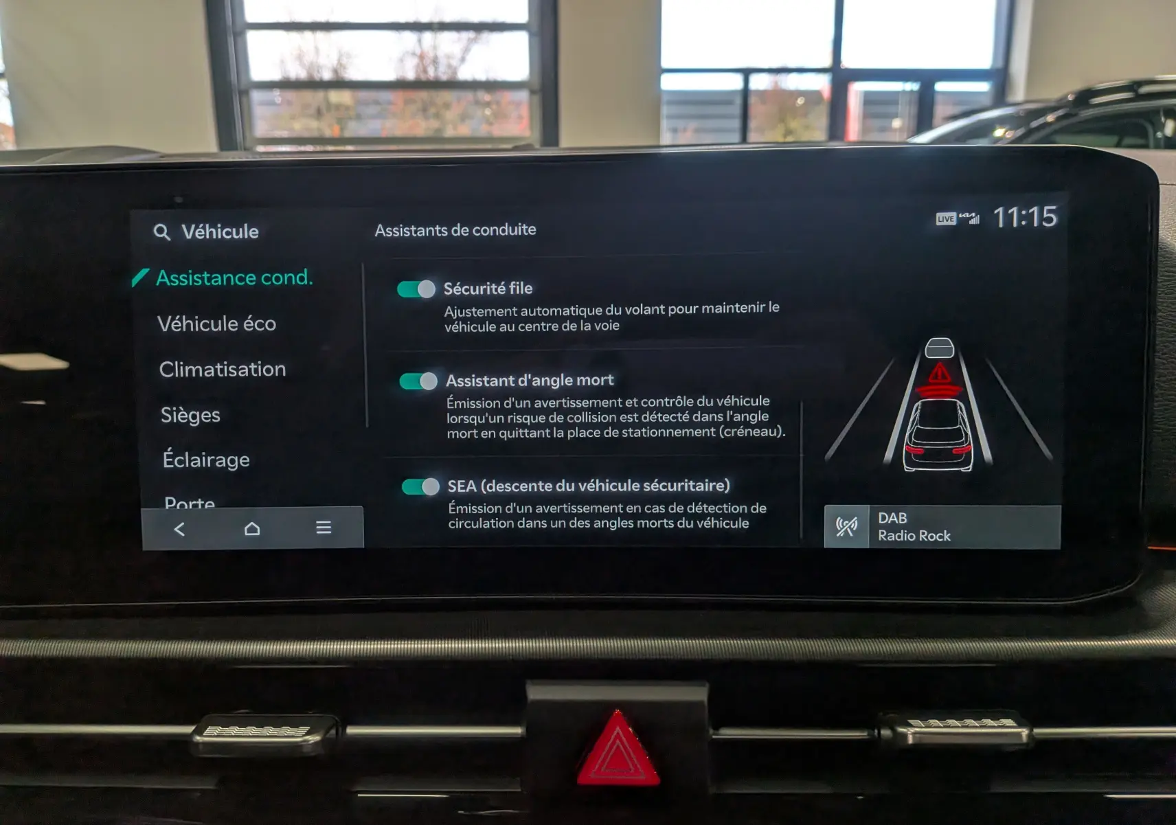 Écran tactile intérieur du Kia Sportage 2025 affichant les assistants de conduite avec menu en français.