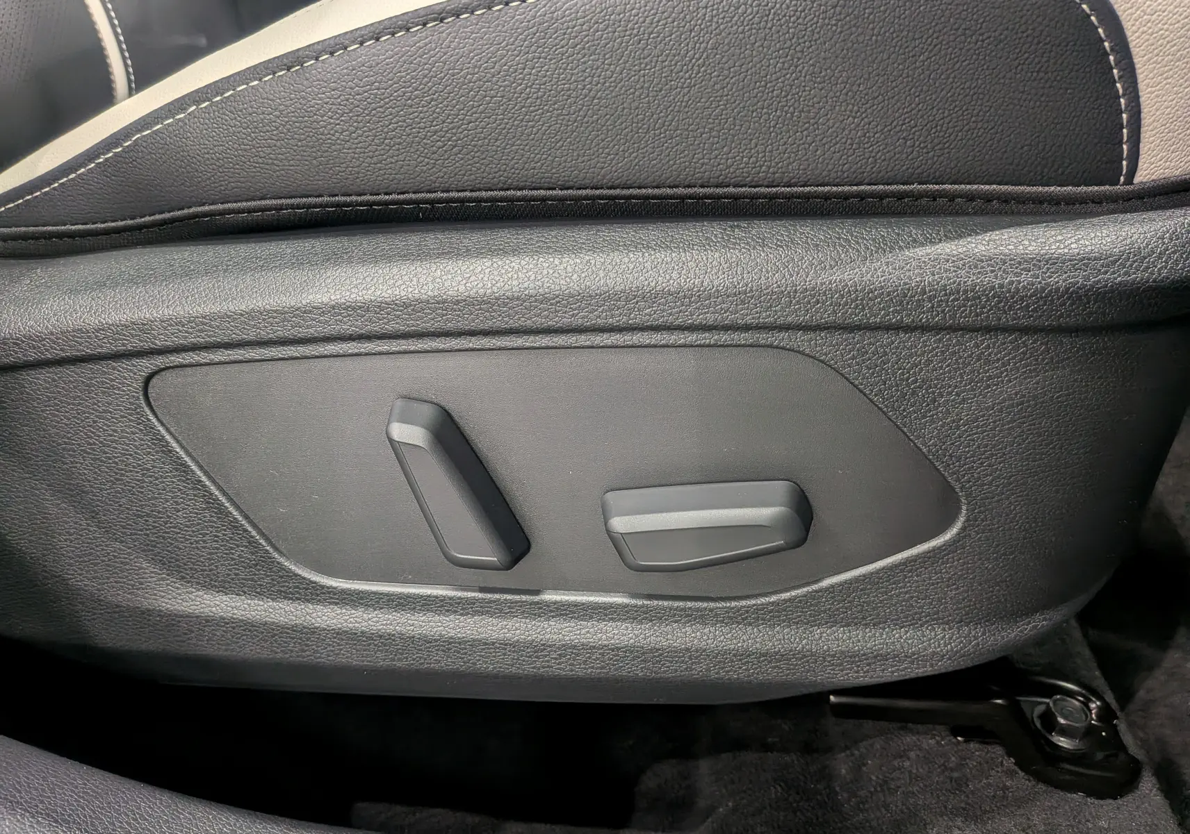 Réglages électriques du siège avant en cuir noir et gris du Kia Sportage 2025 GT Line.