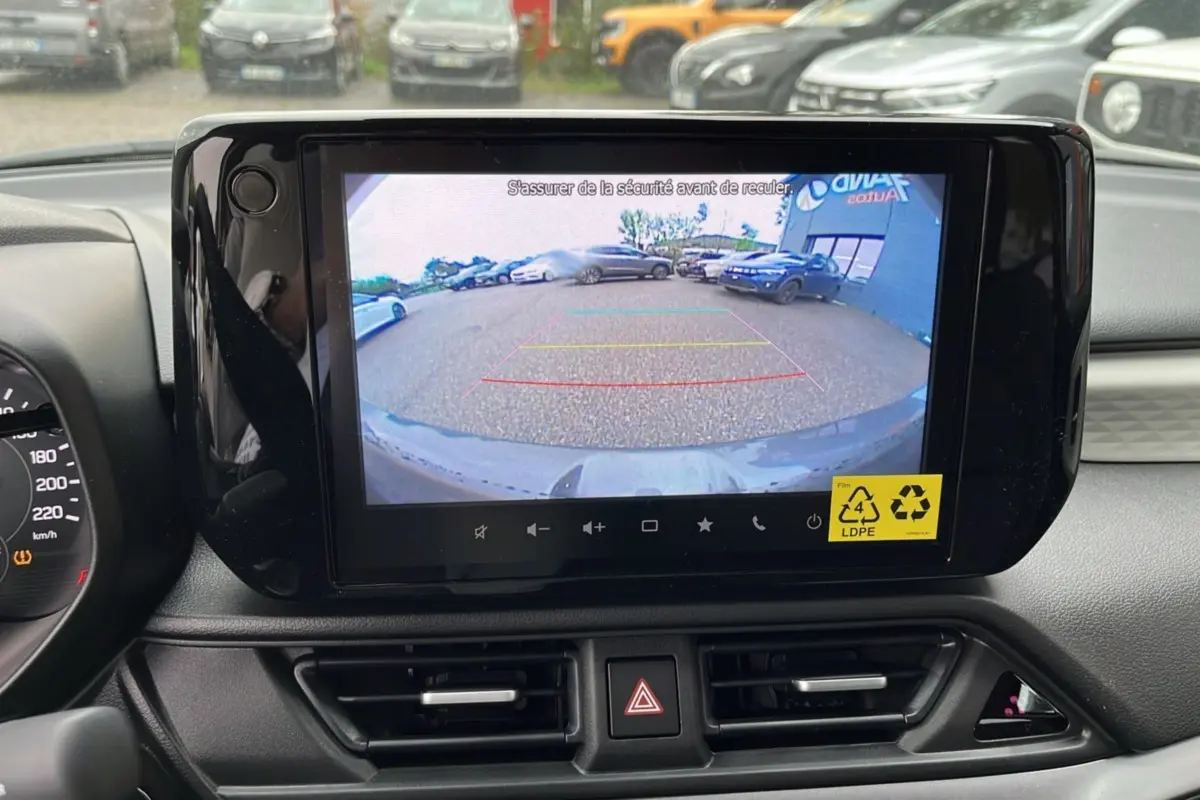 Vue rapprochée de l’écran tactile central affichant la caméra de recul dans une Suzuki Swift Mineral Grey 2025.