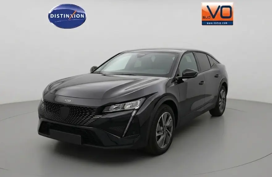 Peugeot 408 Hybrid noir en 3/4 avant droit, avec calandre noire et jantes alliage 19 pouces visibles.