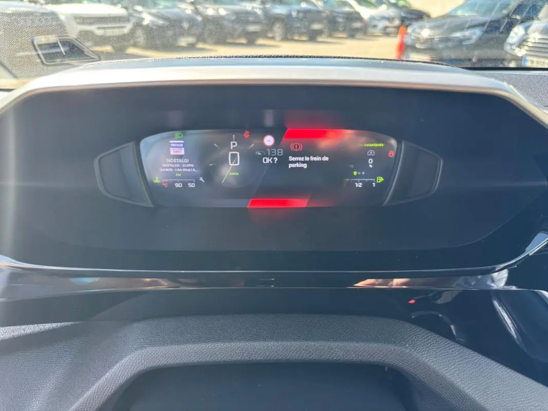 Cockpit numérique de Peugeot 408 Hybrid 136 Allure, affichage central avec alertes et informations de conduite.