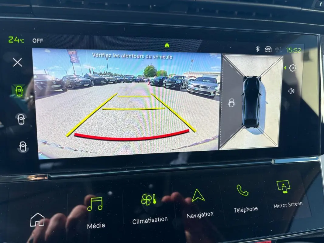 Écran de caméra de recul et vue 360° du Peugeot 408 Hybrid noir, affichage du tableau de bord numérique.