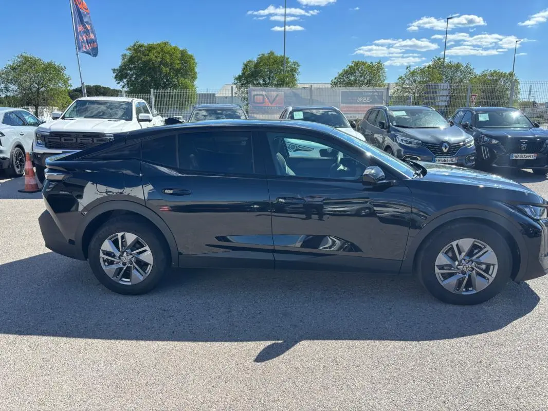 Peugeot 408 Hybrid noir vue de profil droit, avec jantes alliage 19 pouces et vitres teintées.