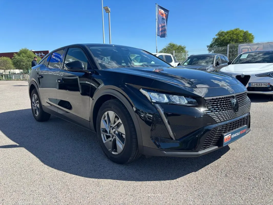 Peugeot 408 Hybrid noir vue 3/4 avant droit, jantes alliage 19 pouces, calandre moderne et phares LED distinctifs.