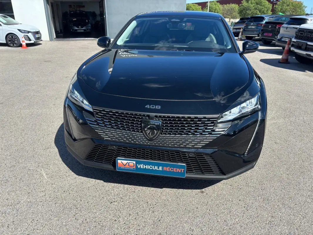 Vue avant d'une Peugeot 408 noire 2025 avec calandre moderne et phares LED distinctifs.