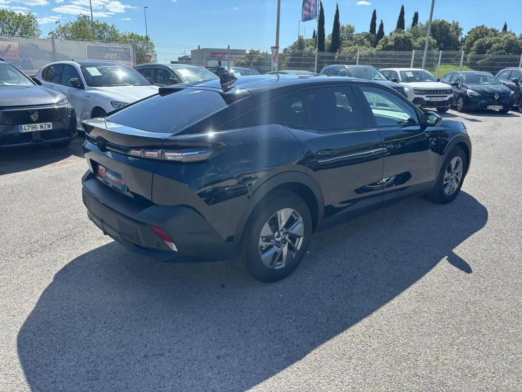 Peugeot 408 Hybrid noir vue 3/4 arrière droit, avec jantes alliage 19 pouces et toit incliné distinctif.