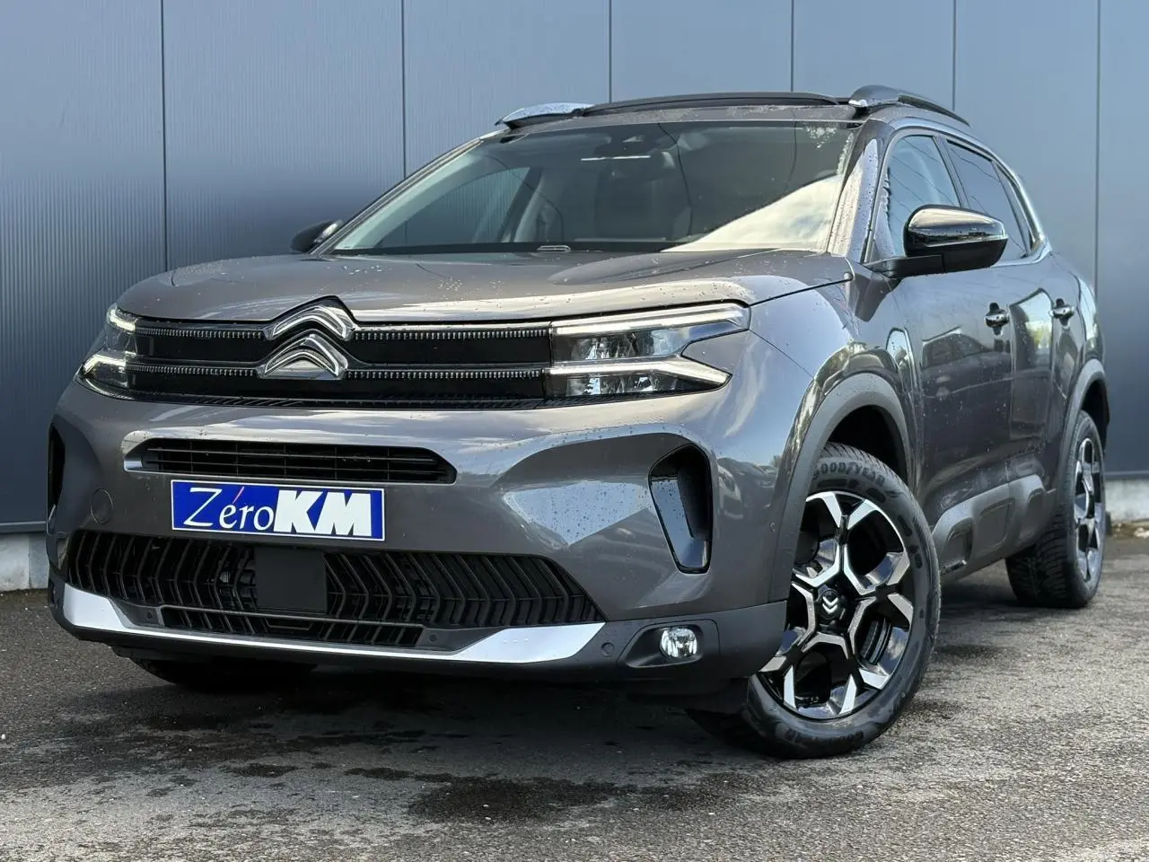 Citroën C5 Aircross gris Platinium en 3/4 avant droit, avec jantes alliage bi-ton et toit noir panoramique.