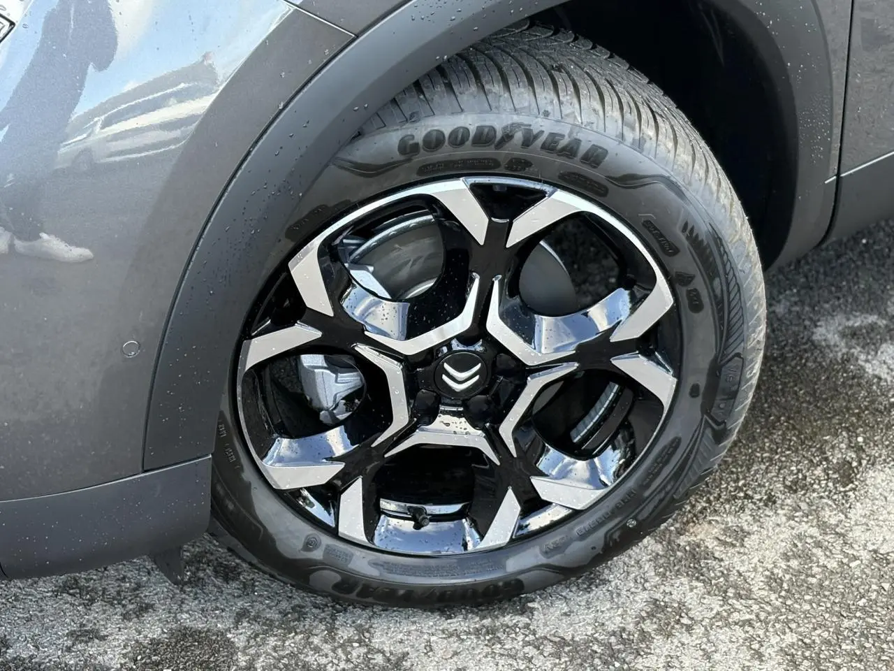 Gros plan sur la jante alliage 18'' bi-ton noir et argent du Citroën C5 Aircross Gris Platinium côté gauche.