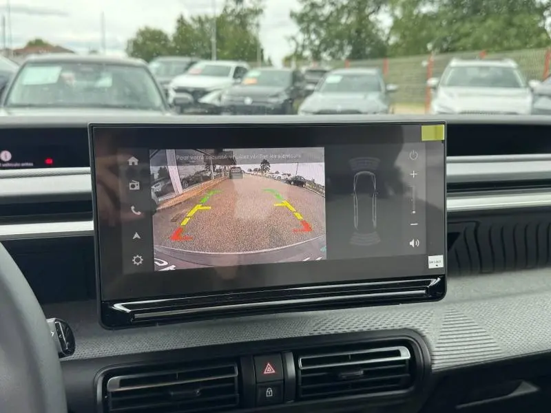 Écran tactile intérieur montrant la caméra de recul d'une Citroën C3 Aircross hybride, vue avant du tableau de bord.