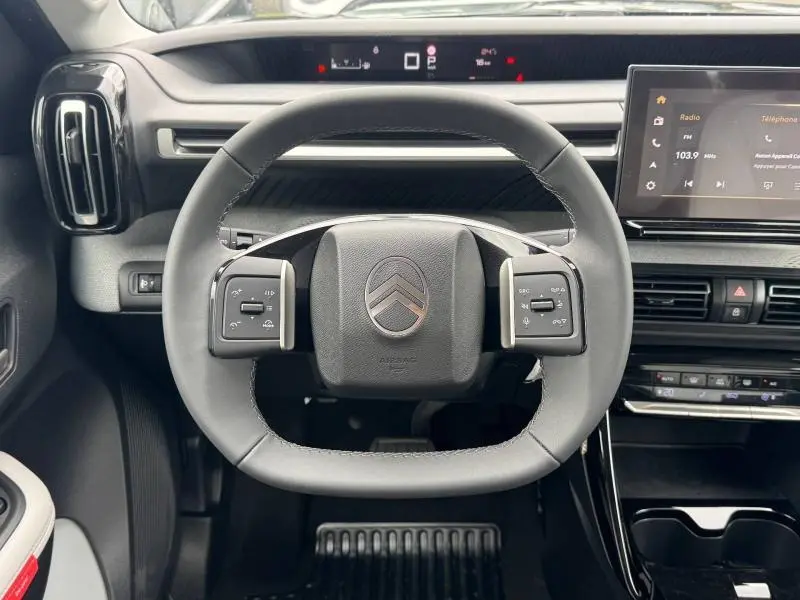 Vue frontale du volant multifonction noir du Citroën C3 Aircross 2026 avec tableau de bord digital et écran tactile.