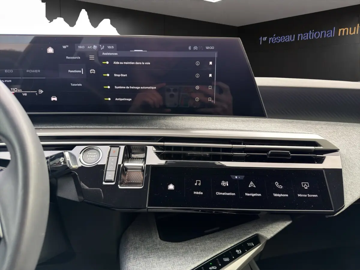 Vue intérieure du tableau de bord du Peugeot 3008 blanc 2025, avec écran tactile multifonctions et commandes digitales.