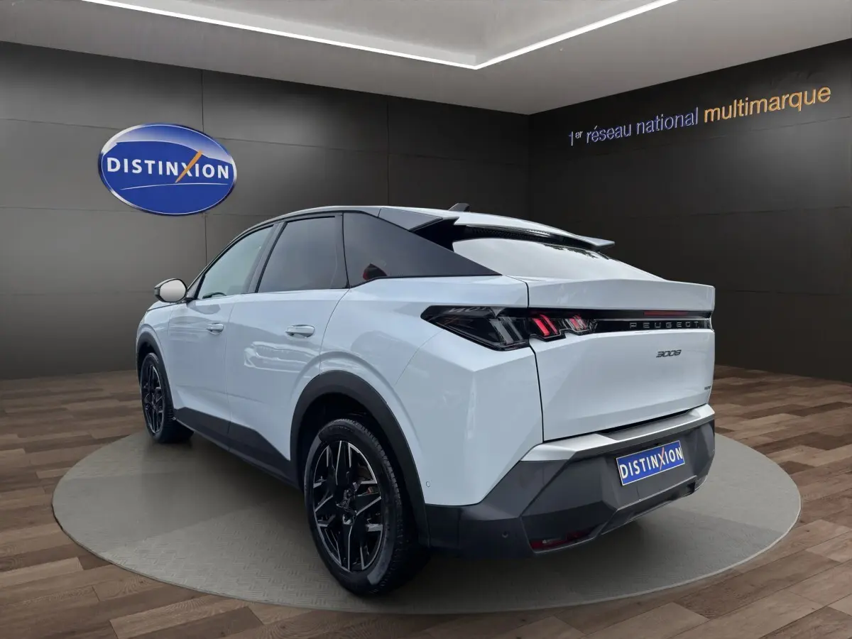 Peugeot 3008 blanc en 3/4 arrière droit, avec feux arrière LED et jantes noires brillantes.