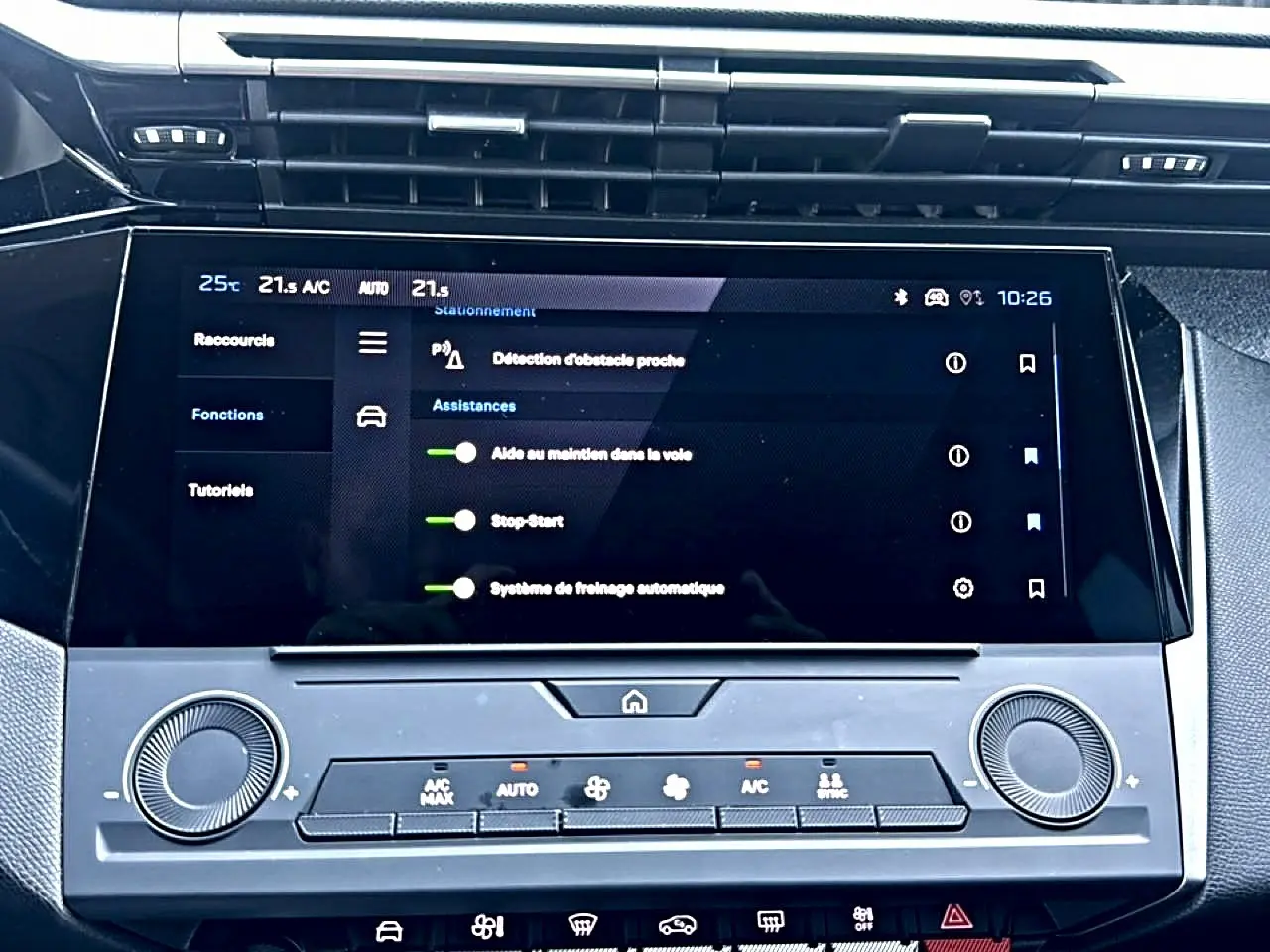 Écran tactile central de la Peugeot 308 gris 2025 montrant les réglages d'assistance à la conduite.