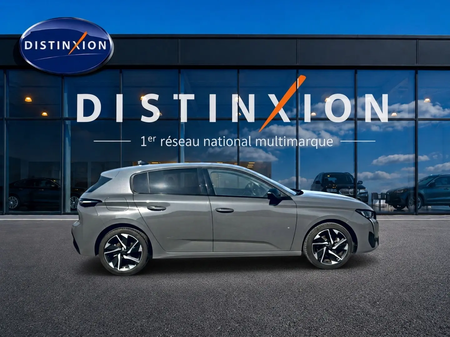 Peugeot 308 gris vue de profil côté gauche, avec jantes alliage noires et vitres arrière surteintées.