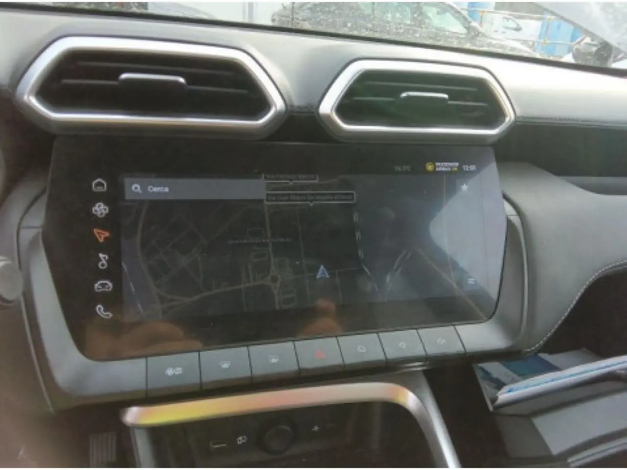 Vue rapprochée de l’écran tactile central et des aérateurs hexagonaux du tableau de bord noir du MG ZS 1.5 Hybrid+ 2025.