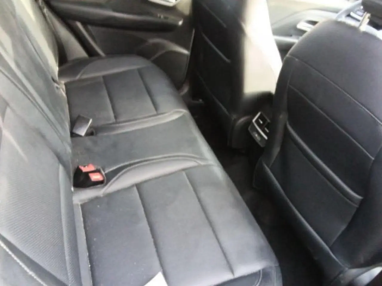 Vue intérieure arrière montrant la banquette en tissu et similicuir noir du MG Motor ZS 1.5 Hybrid+ 197 Luxury.