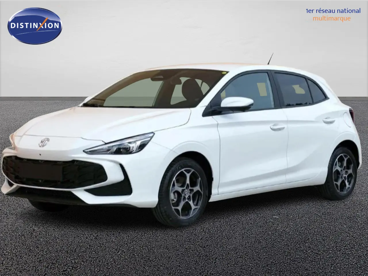 MG3 1.5 HYBRID+ 195 LUXURY blanc vue 3/4 avant droit avec calandre large et jantes spécifiques en alliage.