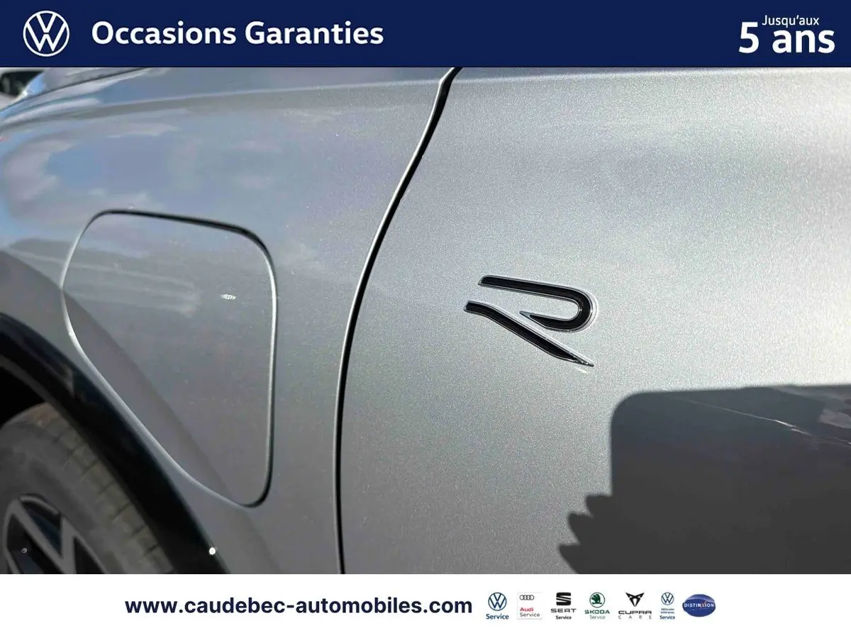 Détail de la trappe de recharge côté gauche d’un Volkswagen Tiguan eHybrid 2025 en argent Dolomite avec badge R.