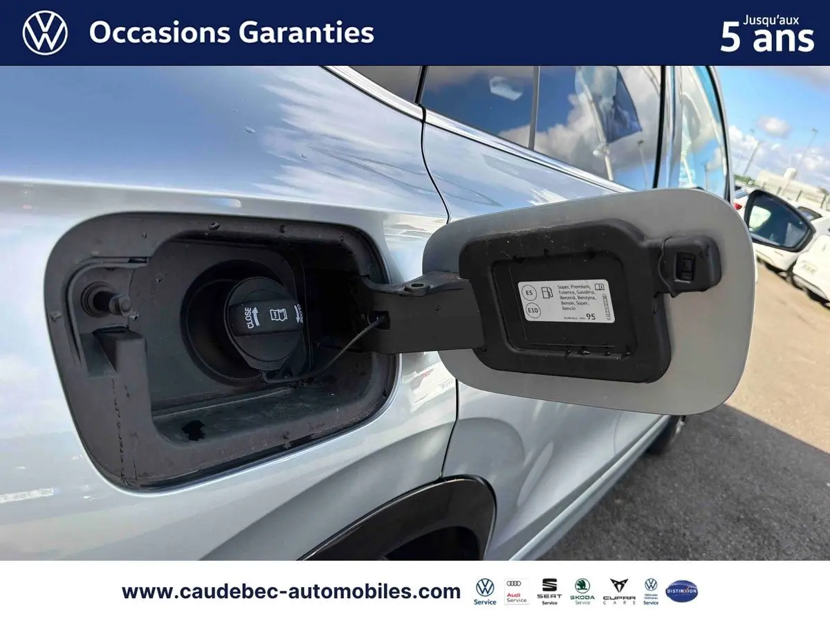 Trappe de carburant ouverte côté gauche sur Volkswagen Tiguan argent Dolomite, vue rapprochée du réservoir.