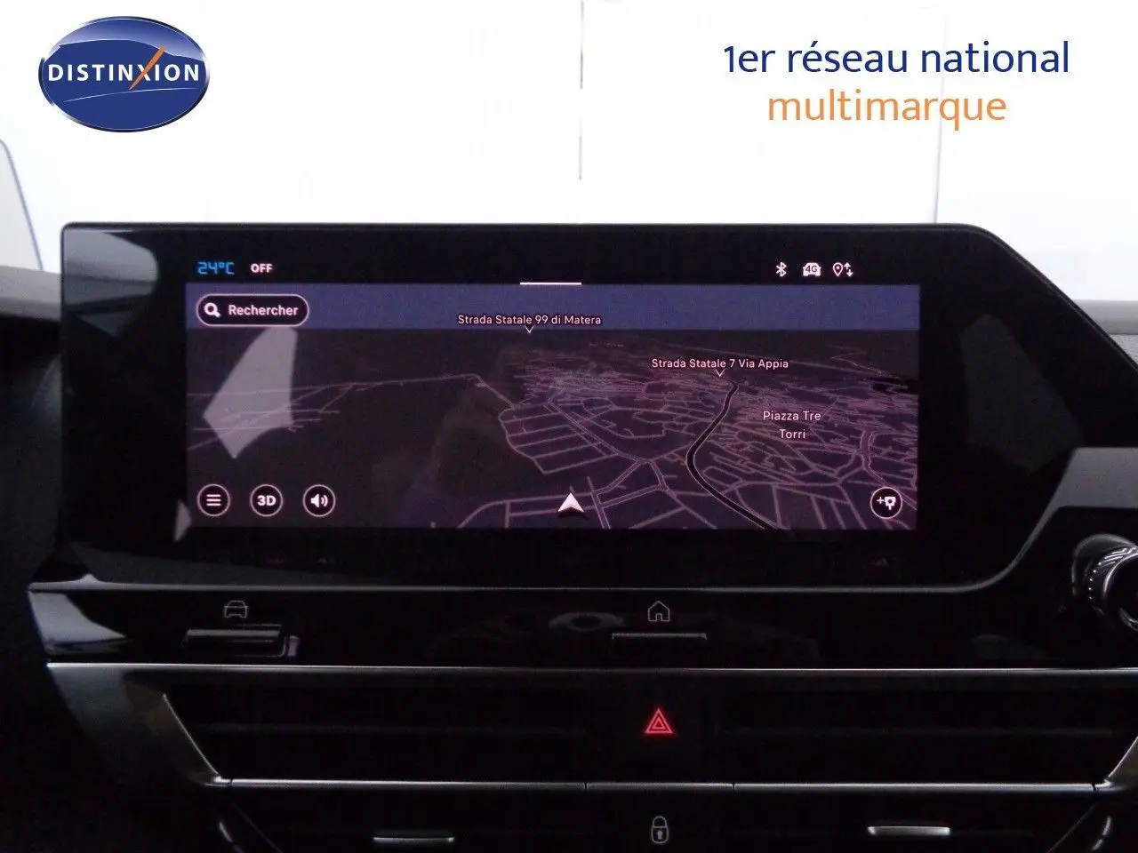 Écran tactile central du tableau de bord du Citroën C4 X 2023 avec navigation affichée, intérieur noir.