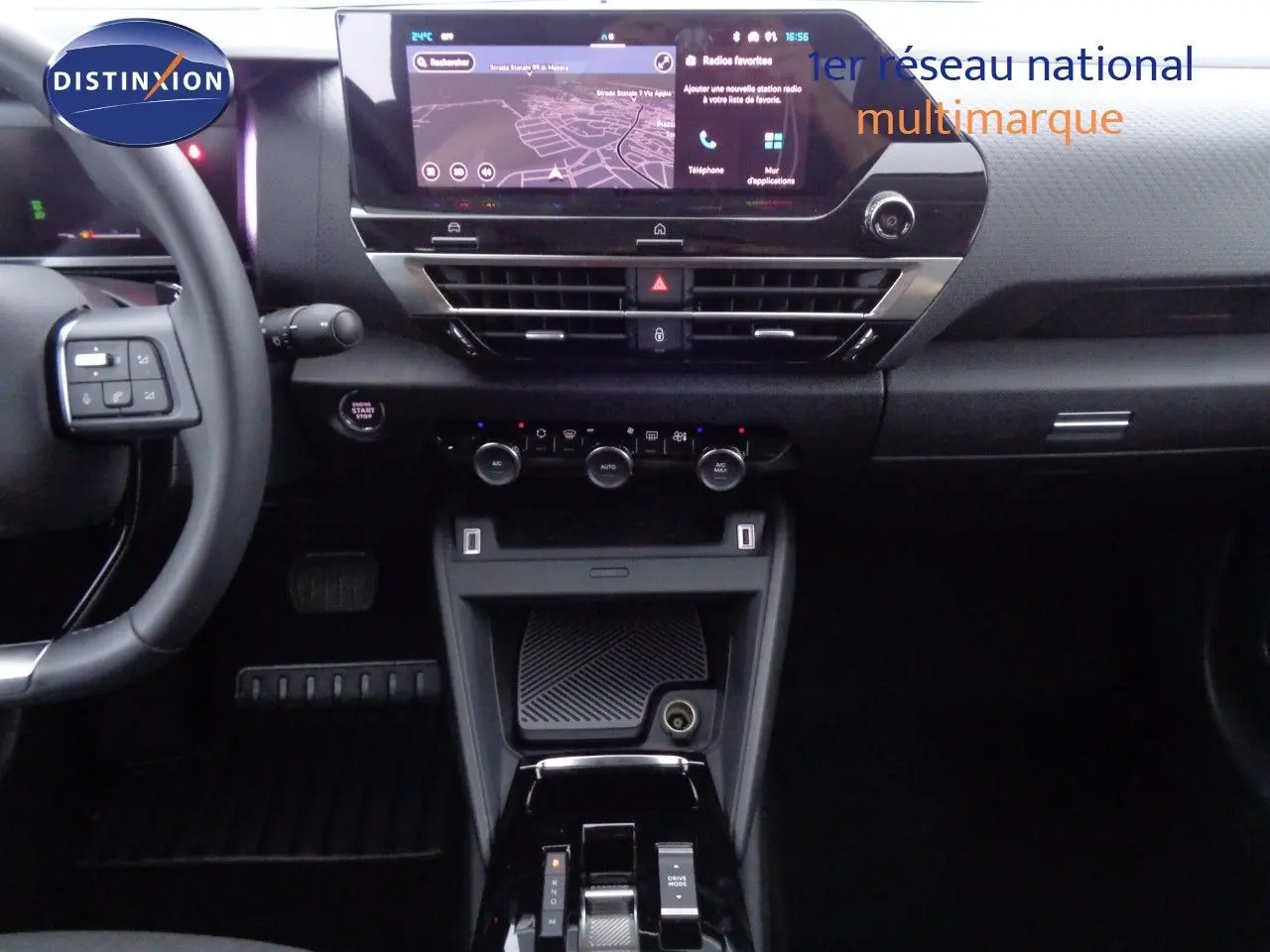 Vue intérieure centrée sur la console centrale et l'écran tactile du tableau de bord d'une Citroën C4 X 2023.