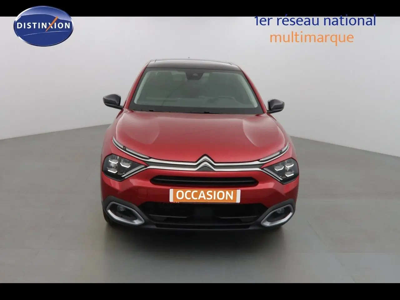 Citroën C4 X rouge Elixir Metal vue de face, mettant en valeur sa calandre distinctive et ses phares LED.