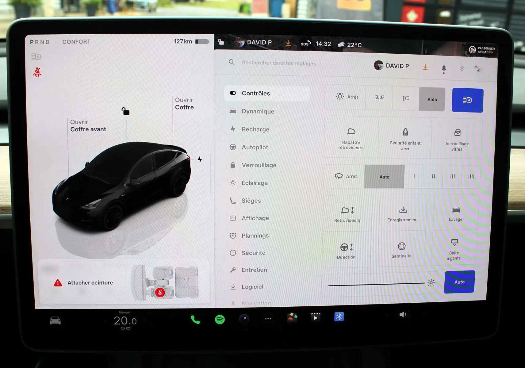 Écran tactile intérieur de la Tesla Model Y 2024 montrant le menu de contrôle et une vue 3D noire du véhicule en profil côté gauche.