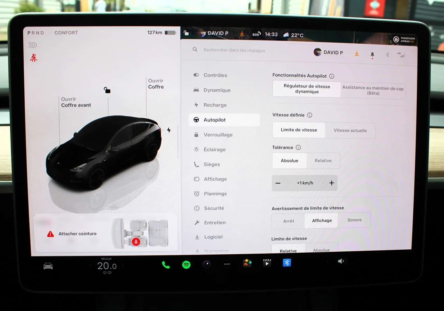 Écran tactile intérieur montrant la configuration Autopilot et l'image 3D noire du Tesla Model Y 2024 en vue de profil côté gauche.