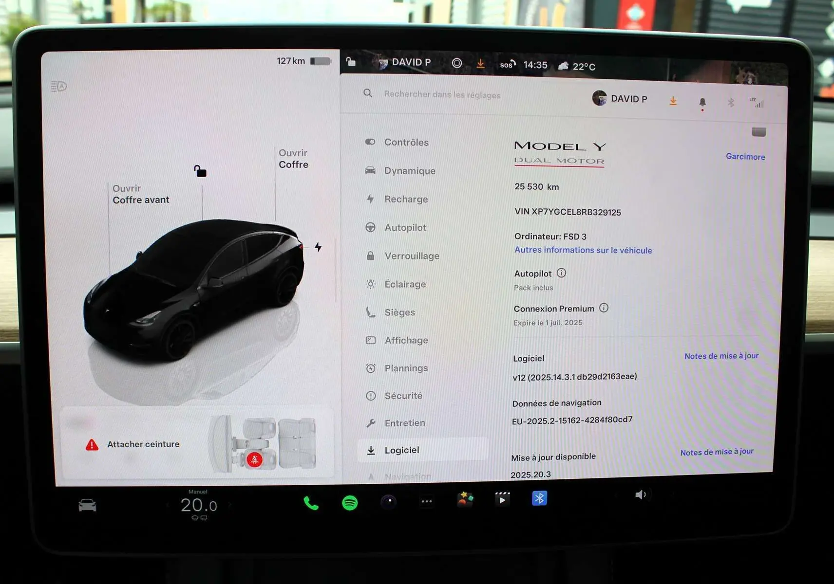 Écran tactile intérieur montrant la Tesla Model Y noire métal en vue 3/4 avant avec options et informations du véhicule.