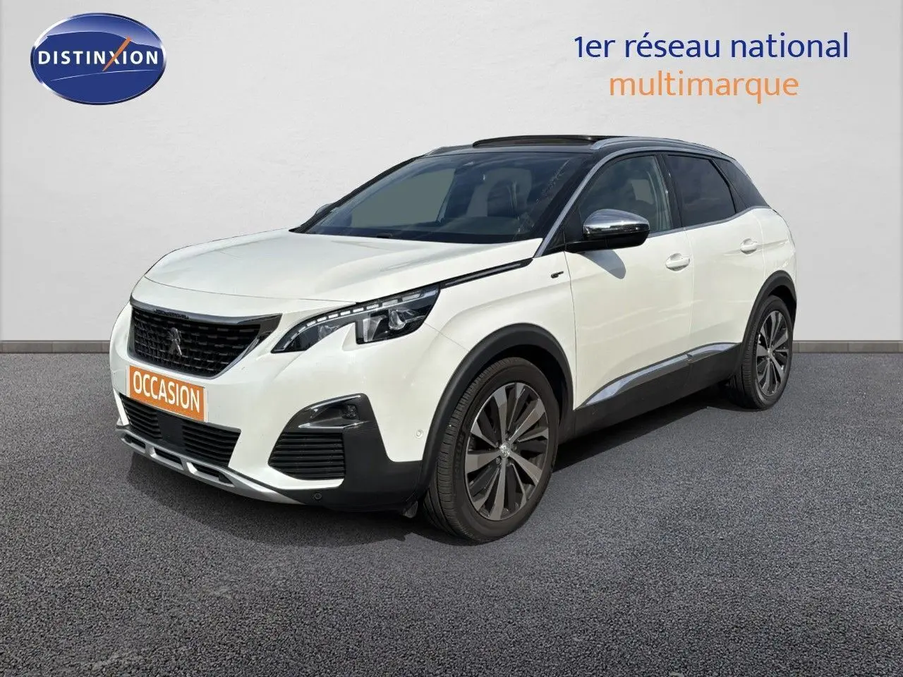 Peugeot 3008 GT blanc nacré en 3/4 avant droit, toit noir et jantes alliage bi-ton visibles.