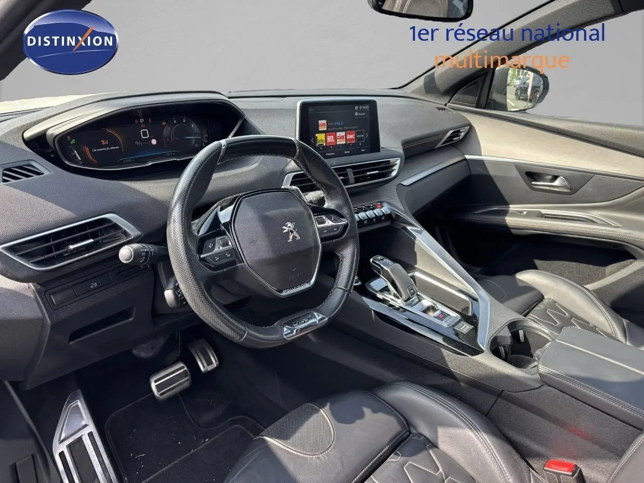Vue intérieure côté conducteur du Peugeot 3008 GT 2018, avec tableau de bord numérique et sellerie cuir noire.