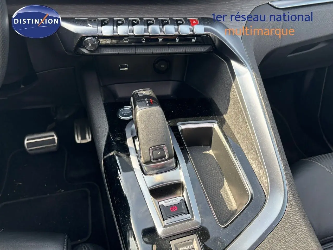 Le levier de vitesse automatique et la console centrale noire du Peugeot 3008 GT blanc nacré vus de près côté conducteur.
