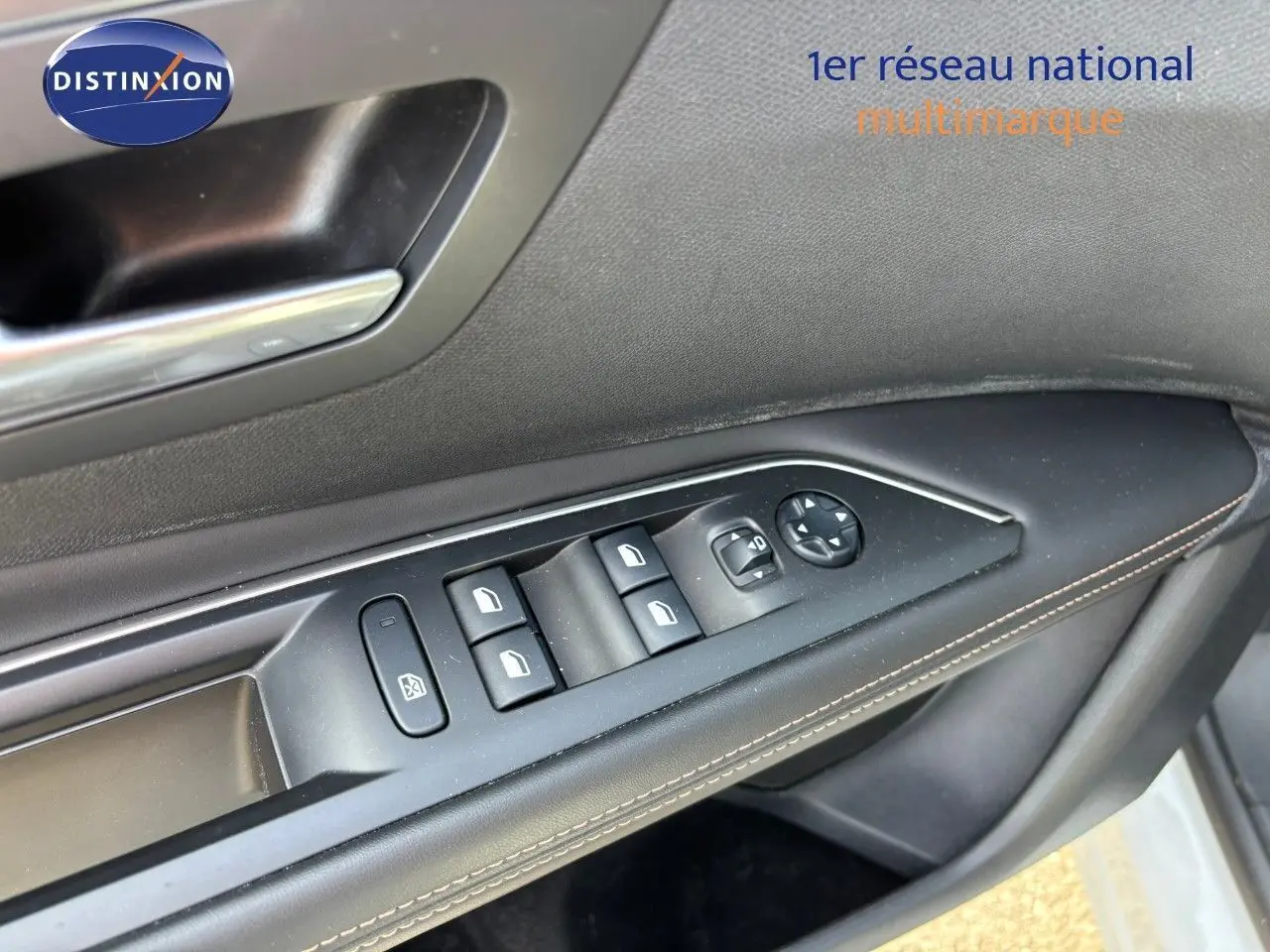 Gros plan sur la commande des vitres et rétroviseurs sur la portière côté conducteur d'un Peugeot 3008 blanc nacré.