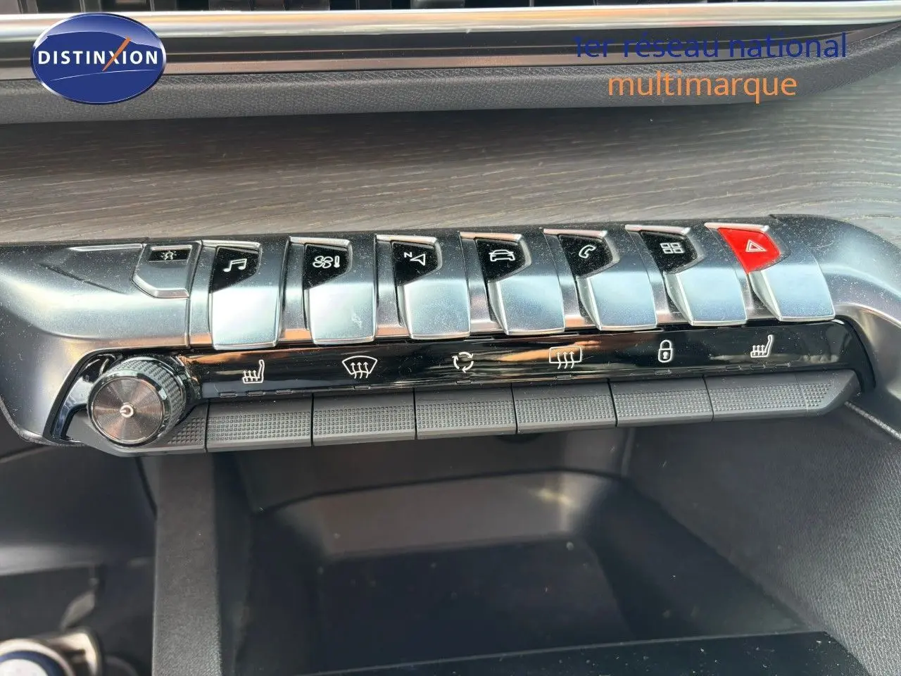 Boutons de commande en métal brossé sur la console centrale du Peugeot 3008 GT blanc nacré de 2018.