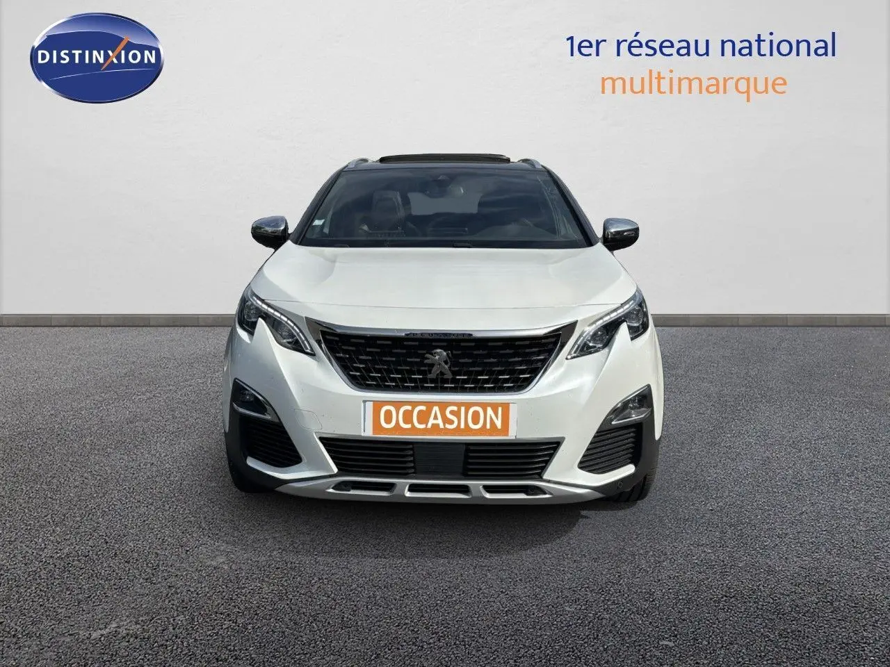 Vue frontale d'un Peugeot 3008 GT blanc nacré avec calandre noire et plaque "OCCASION" orange.