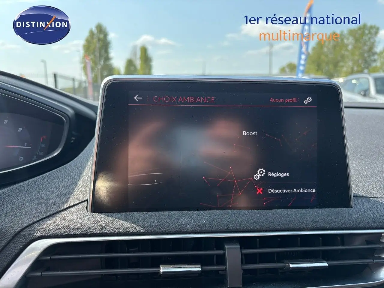 Écran tactile central du tableau de bord du Peugeot 3008 GT blanc nacré, affichant le menu choix ambiance.