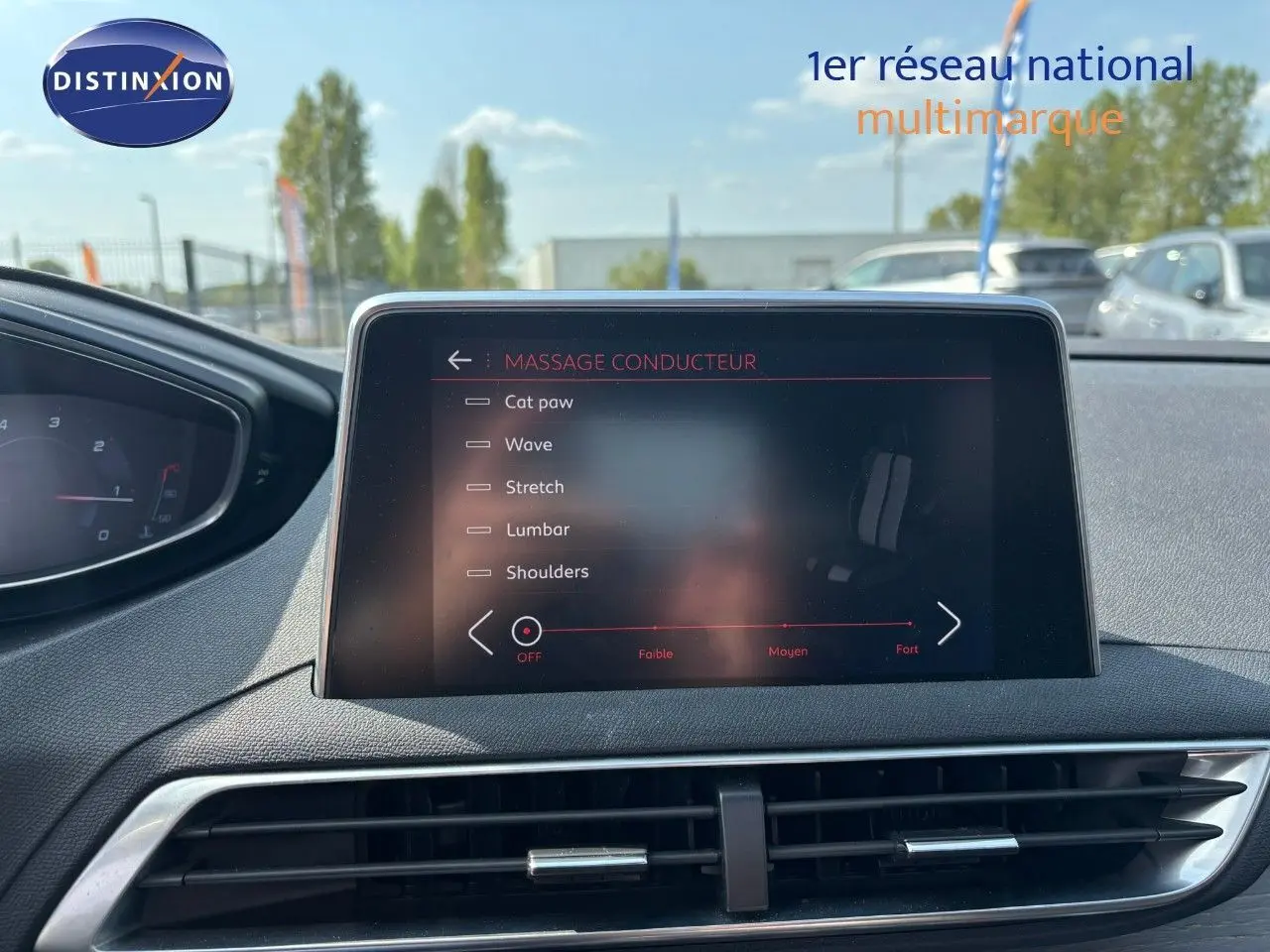 Écran central du Peugeot 3008 GT 2018 montrant les options de massage conducteur dans un intérieur noir.