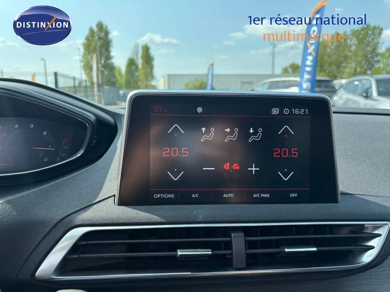 Écran tactile du système de climatisation du Peugeot 3008 GT blanc nacré, vue intérieure frontale.